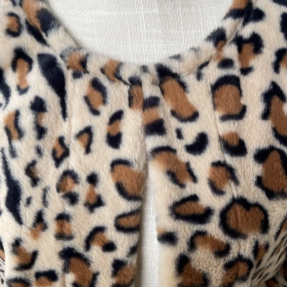 Calvin Klein Leopard faux‎ Fur Cropped Jacket - Picture 2 of 6